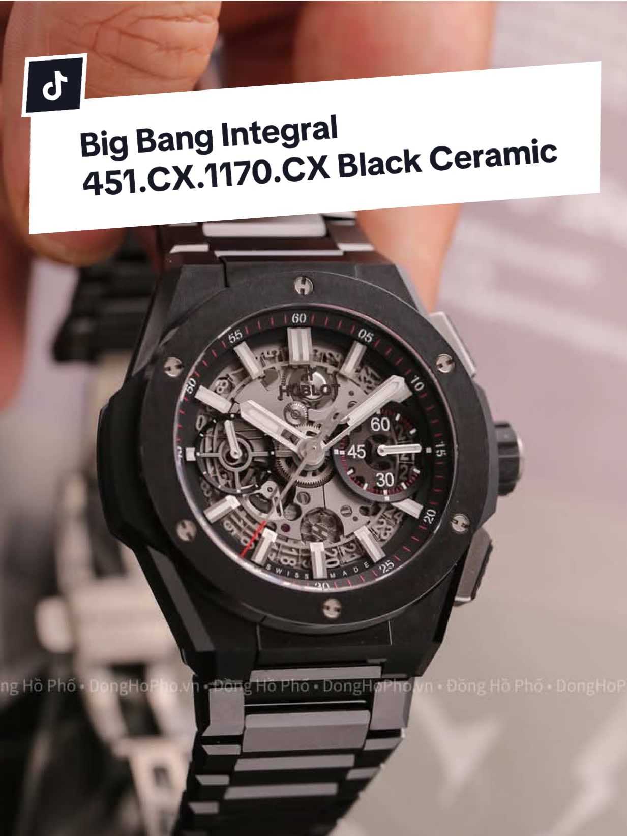 #Hublot Big Bang Integral Black Ceramic 42mm – 451.CX.1170.CX Sự mạnh mẽ được “điêu khắc” từ ceramic nguyên khối: toàn bộ vỏ và dây đều bằng gốm công nghệ cao, chống trầy gần như tuyệt đối, siêu nhẹ, mát lạnh trên cổ tay. Thiết kế bracelet tích hợp liền mạch với bộ vỏ – một bước tiến lớn trong triết lý “Art of Fusion” của Hublot. #BigBangIntegral #donghopho #huyhocwatch #ĐồngHồNam #donghoco #dongho #swisswatches #SwissMade #LuxuryWatch #xuhuong 