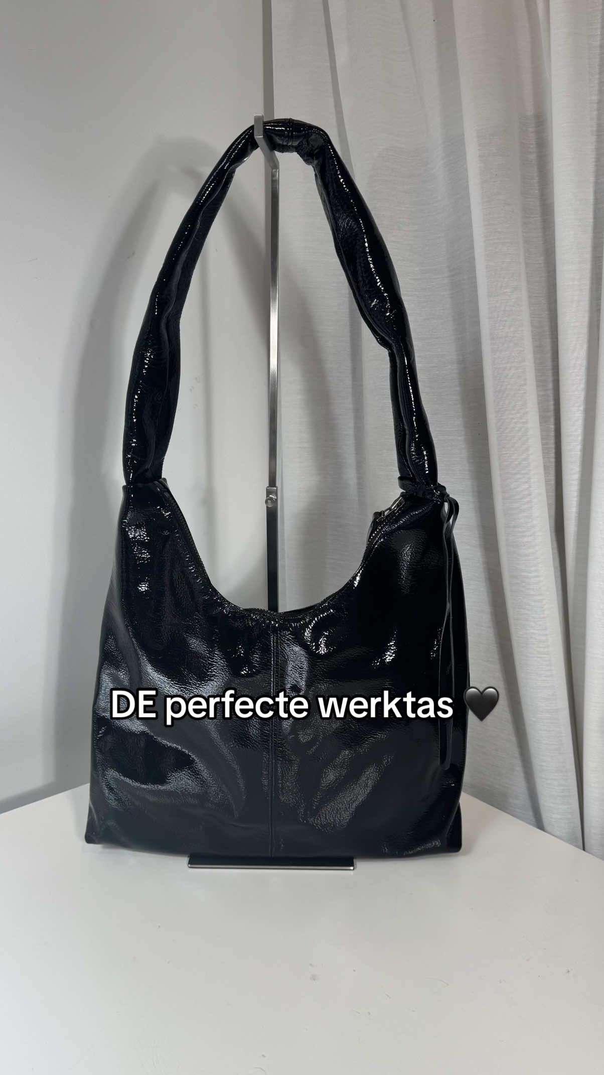 YESSSSS, hij is weer op voorraad. Echt een dikke tip voor de perfecte werktas. Of gewoon een tas die je nooit meer niet wilt dragen 🖤 @Studio S Amsterdam 
