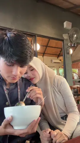 biar ga dibilang bau lagi, jadi beli parfume😏