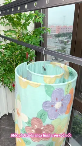 Móc treo chăn mền thông minh hình tròn bằng inox không gỉ. Sắp thu đông đồ thay phổi biến toàn áo to; mọi người cần không gian phơi chăn thì rất cần em này lun! Nhất là nhà chung cư không hề lo bay hay tốn diện tích phơi nhé. Các mẹ xem clip đi đủ thấy tiện thể như thế nào ạ. Cả nhà vào giỏ hàng xem nhé! #thinhhanh #giadungtienich #giadung #dogiadung #mocphoichanhinhxoanoc #mocphoichan #mocphoichanhinhtron 