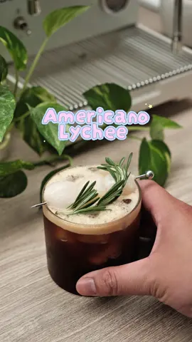 ☕🍒 อยากมีมุมคาเฟ่เล็กๆ ที่บ้าน? ลองเลยกับ BENO Doppio! วันนี้เสิร์ฟเมนู “อเมริกาโนลิ้นจี่” กาแฟเข้มๆ ผสมน้ำลิ้นจี่หอมหวาน สดชื่นไม่เหมือนใคร ดื่มง่ายได้ทุกวัน ✨ ทำไมต้องเลือก BENO Doppio? ✔ 15 บาร์ ช็อตเข้ม ครีม่าสวย ✔ ก้านสตีมหมุน 360° ฟองนมเนียน ✔ แทงค์น้ำ 1.2 ลิตร กะทัดรัด ใช้ง่าย จะ Americano Lychee หรือเมนูครีเอทเก๋ๆ ก็ครบจบในเครื่องเดียว! #BenoDoppio #HomeCafe #AmericanoLychee #โฮมคาเฟ่ #เครื่องชงกาแฟใช้ง่าย 