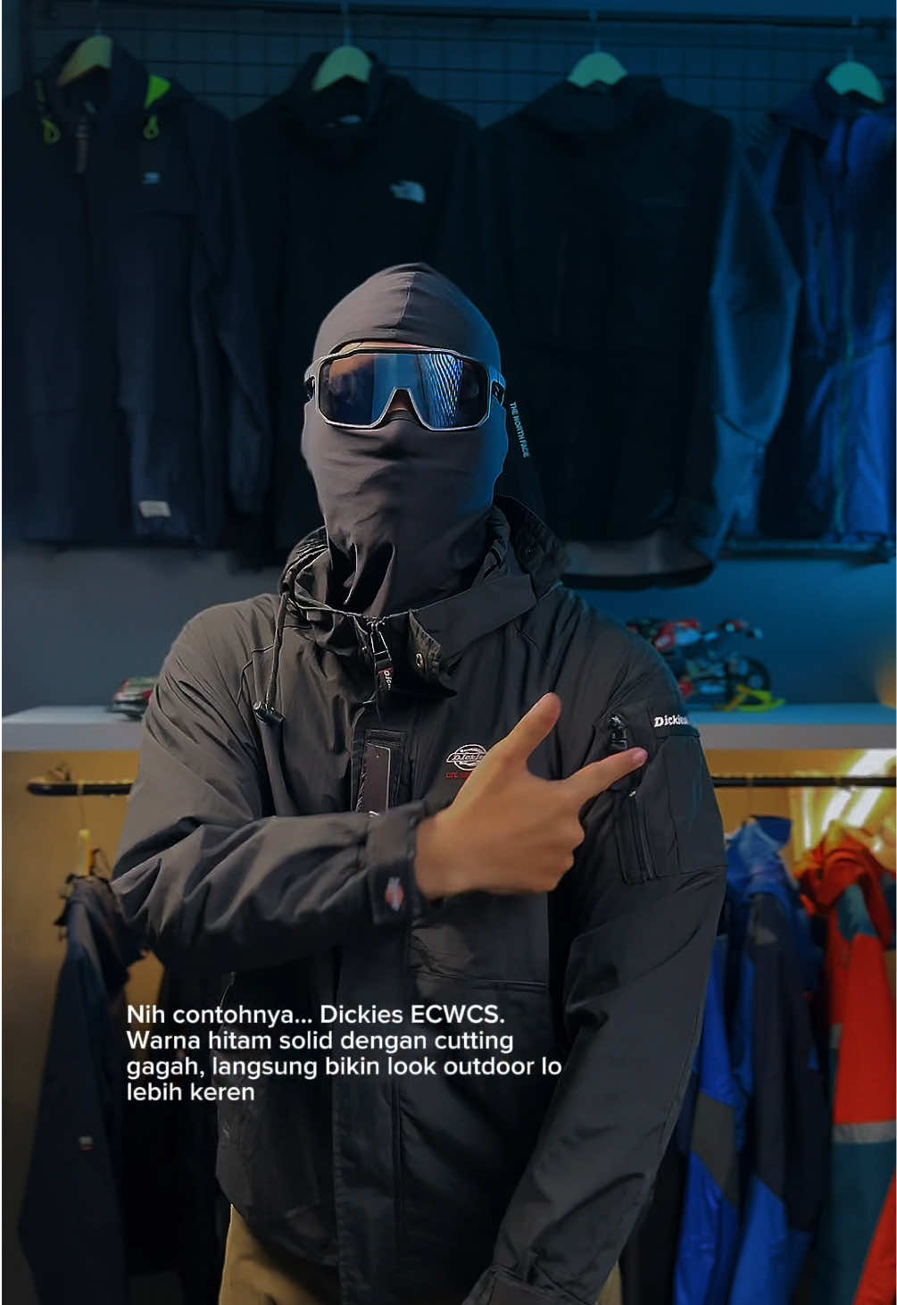 Biar gak cuma gaya, tapi juga siap hadapi cuaca luar ruang 🌧️🌲 Dickies ECWCS – gagah, fungsional, dan nyaman dipakai ke mana aja. Anti air ✔️  Tahan angin ✔️  Banyak saku ✔️ Pilihan tepat buat lo yang sering explore outdoor! #dickiesecwcs #GorpcoreStyle #thenorthface #jaketoutdoor #DailyOutdoor 