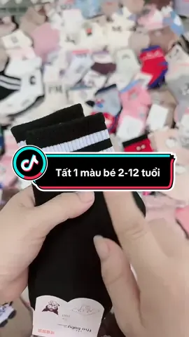 Tất 1 màu cho bé