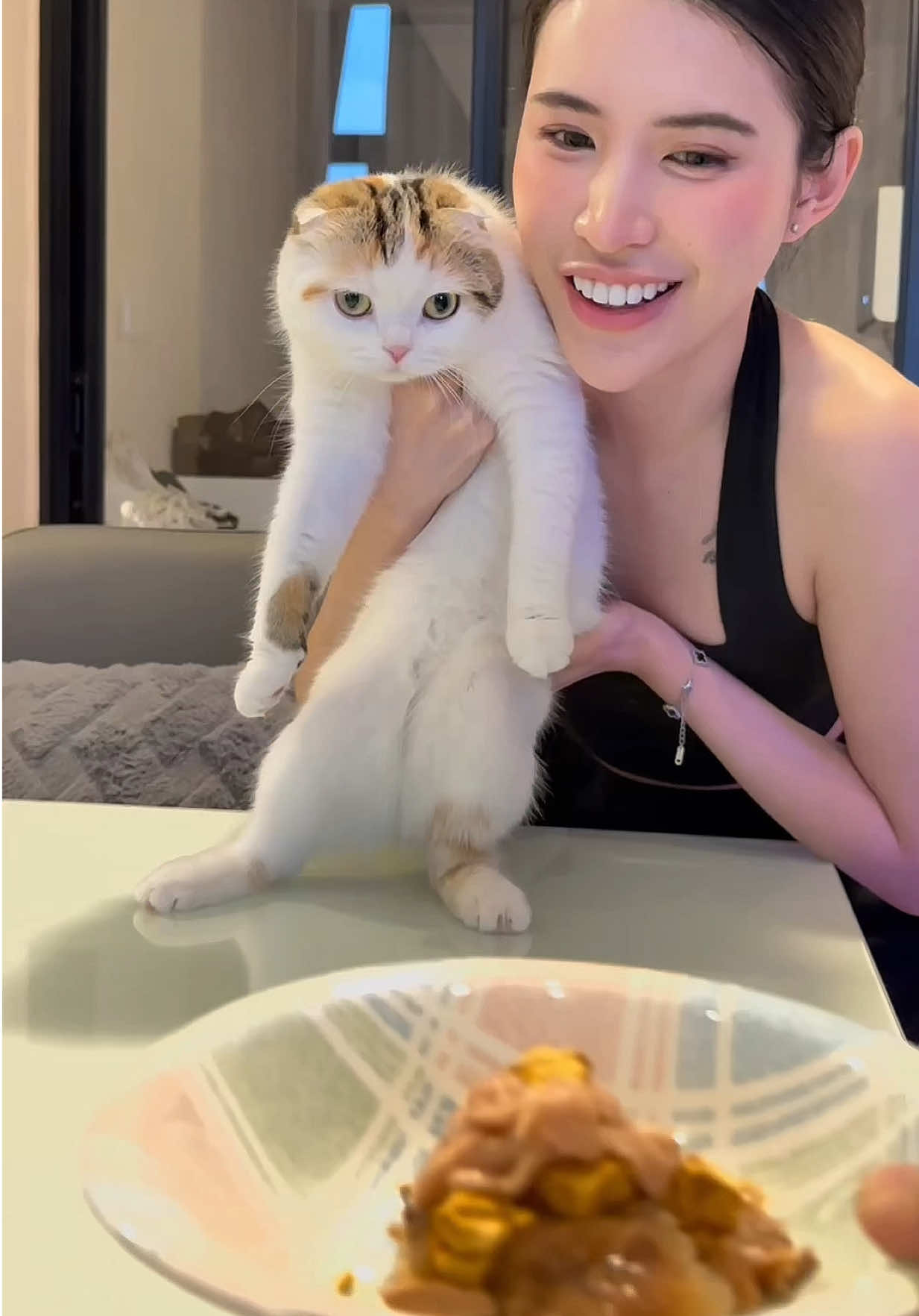 😻 แจกความอร่อยให้เหมียวทุกวันกับ Me-O Delite กิจกรรมง่าย ๆ 👉 แค่ถ่ายคลิปน้องทำ “ท่าเสิร์ฟ”น่ารักๆแล้วโพสต์ลงโซเชียล ✨ มีสิทธิ์รับ Set พร้อมเสิร์ฟน้องเหมียว ไปเลี้ยงเหมียวให้อร่อยฟิน 🐾 มีแค่ 20 รางวัลเท่านั้นน้าา 💛  #MeODelite #มีโอดีไลท์ #ดีทุกเสิร์ฟดีไลท์ได้ทุกวัน #ชีเสิร์ฟชาเลนจ์ #ทาสแมว 