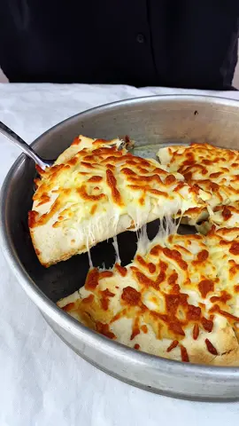 Hazırlaması çok kolay. yemesi olay. Hem pratik hem de inanılmaz lezzetli bir tarif arıyorsanız bu lavaşlı tarif tam size göre. Deneyen herkes bayılıyor😍sofrada bir tabak asla yetmiyor. 🥰 Deneyecek olanlara şimdiden afiyet olsun 💕 🥙 MALZEMELER 	•	3 adet lavaş 	•	200 gr kıyma 	•	1 adet küçük soğan 	•	Rendelenmiş kaşar peyniri 	•	1 yumurta sarısı 	•	Yoğurt (kenarlarını yapıştırmak için) 	•	Baharatlar (tuz, karabiber, pul biber, kekik tercih edebilirsiniz) Kıymayı minik doğranmış soğanla kavurun. İçine dilediğiniz baharatları ekleyin.Lavaşları ortadan kesin. Ortasına hazırladığınız kıymalı harçtan koyun. üzerine biraz kaşar ekleyin.Kenarlarını kapatmadan önce yoğurt sürerek yapıştırın.Üzerine yumurta sarısı sürün (ben sürmeyi unuttum 🤦🏻‍♀️). kaşar peyniri serpin.200 derece fanlı fırında yaklaşık 30 dakika pişirin. Çıtır çıtır kıymalı lavaş böreğiniz servise hazır. Afiyet olsun 🌸  #tarif #pratiktarifler 