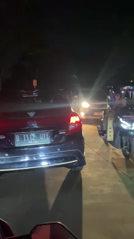 Suasana malem di angkringan teras27 .. buat yang gak suka antri lebih baik jangan kesini dulu.. antri kasir hampir stgh jam lebih.. sampe ssh dpt tmpt duduk..ruamee pollll .. 😤 @angkringanteras27 