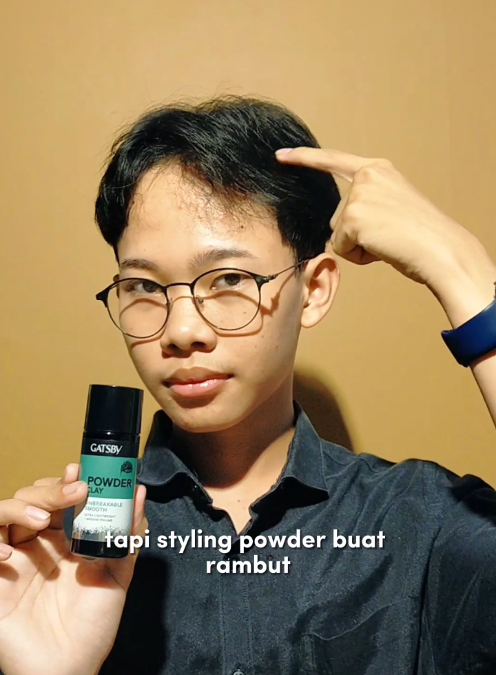 Rambut lo lepek, susah diatur ?? Pake ini aja cuma 10detik beres! Gue pake GATSBY Powder Clay Unbreakable Smooth. #GatsbyPowderClay #StylingWithPowderClay #hairstylecowok #haircare #hairstyling