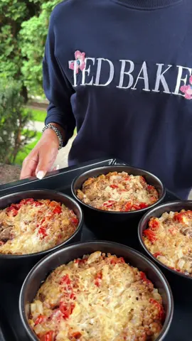 ГРЕЧКА З М'ЯСОМ В ГОРЩИКАХ 🤤 Ситна страва, яку зручно їсти вдома або брати з собою в контейнері. Інгредієнти (на 1 порцію): Гречка- 100 г; Бульйон- 250 мл; М'ясо - 200 г; Овочі: помідори, цибуля, зубчик часника Сіль, перець- за смаком; Паприка- 1 ч.л; Спеція для мʼяса- 1 ч.л; Сир твердий - 30 г. Приготування: 1. У горщик (або форму для запікання) викласти гречку. Залити бульйоном. 2. Додати нарізане мʼясо, цибулю, помідори, часник та спеції. 3. Викласти натертий сир. 4. Накрити кришкою або фольгою та поставити у духовку на 190°С приблизно на 1 годину 20 хвилин. Орієнтуватися по своїй духовці. За бажанням можна попередньо підсмажити цибулю — страва буде ще ароматніша. Смачного ❤️ #гречка #гречкарецепт #гречкасмачно #гречказмясом 