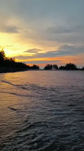 Bertemu dan berpisah kerana takdir... Kuatkah hati? 😎 #solorider #sunset #pantaiterengganu #terengganu #tiktokmalaysia🇲🇾 