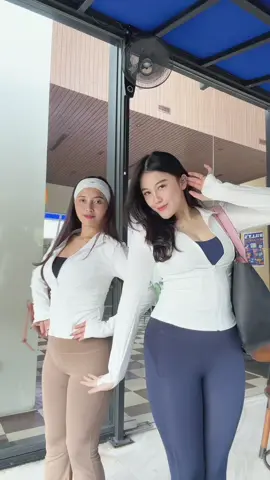 dari dulu pas ngantor bareng sampe sekarang bajunya samaan muluuuuk padahal gak janjian @amayy 🤏🏻🩵#pilatesoutfit #postpilates 