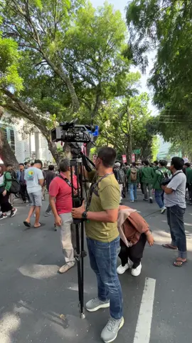 Setelah beberapa kali pindah, akhirnya dpaat posisi enak (keribetan live pakai kabel panjang) #demo #mahasiswa #medan #sumut #demodpr 