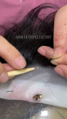 Ever seen hair hand-tied on PU? No knots, no shortcuts — just pure skill. Tried PU systems before? Tell us what you love (or hate) about them 👇 #HairSystemFactory #MensToupee #ShunfaHair 