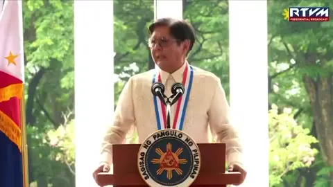 “LABANAN ANG KATIWALIAN AT PANG-AABUSO” 🇵🇭 WATCH: President Ferdinand “Bongbong” Marcos Jr. calls on the Filipino people to stand united against corruption, saying it robs the nation not only of money but also of health, dreams, and the future of generations to come. 📍 Speaking at the Libingan ng mga Bayani in Taguig City, the President warned against tolerating even the smallest acts of deception, stressing that these are the very roots that corrode and destroy society. “Hindi natin dapat hayaang makasanayan ang pandaraya at pang-aabuso, gaano man kaliit. Ang laban kontra katiwalian ay laban ng bawat Pilipino.” 🎥 RTVM #PalawanMirror #LabanKontraKorapsyon #PBBM #GoodGovernance