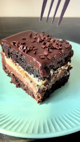 🎯 Antes de tudo: Se você gosta das minhas receitas, eu lancei um e-book com doces que realmente vendem sozinhos! São receitas fáceis, irresistíveis e pensadas pra quem quer lucrar na confeitaria. O link tá na minha bio — corre lá e garante o seu! ⸻ BOLO DOIS AMORES MASSA 3 ovos 200ml de leite (1 xícara) 100ml de óleo (½ xícara) 200g de açúcar (1 xícara) 30g de chocolate em pó (3 colheres de sopa bem cheias) 240g de farinha de trigo (2 xícaras) 14g de fermento químico (1 colher de sopa) 5g de bicarbonato de sódio (1 colher de chá) RECHEIO 2 latas de leite condensado (790g) 3 caixinhas de creme de leite (600g) 2 colheres de sopa de manteiga sem sal (40g) 160g de chocolate picado branco e meio amargo Divida o creme em duas partes: em uma, adicione o chocolate branco; na outra, o meio amargo. GANACHE 180g de chocolate 150g de creme de leite (1 caixinha) CALDA 100ml de água 50g de leite condensado (aprox. 3 colheres de sopa) #bolodoisamores #bolodechocolate #confeitariaartesanal #confeiteirobrasil #amobolo               