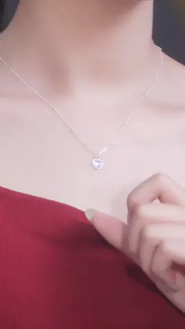 Chiếc dây chuyền mặt tim Moonstone 'độc lạ' D0254 này nhất định phải có trong bộ sưu tập của bạn! Đeo lên là thấy xinh và đáng yêu ngay #daychuyenbactlee #lactaybactlee #trangsuc #khuyentaibactlee #tleejewelry 