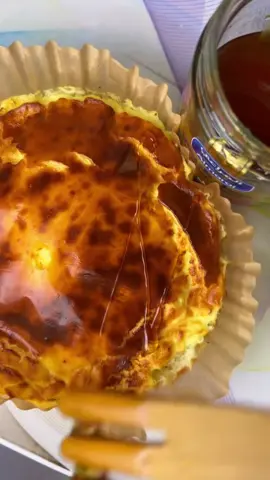 Healthy custard  ………… المكونات : - علبتين زبادي صغيرين - ٢ بيضه و ڤانيليا - معلقه صغيره بيكنج باودر - معلقه كبيره مليانه نشا ذره - ستيڤيا أو عسل نحل للتحليه **بعد خلط المكونات كويس مع بعض ، سويتها في القلايه الهوائيه لمدة ١٥ دقيقه على حرارة ١٨٠ و نقدر نسويها في الفرن **نقدر وقت الاكل نضيف عليها صوص شوكلاته دارك او عسل نحل **طعمها بيكون أحلى و هي بارده 