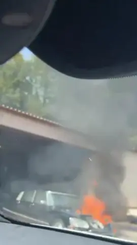 🔥 Oldtimer steht in Blieskastel in Flammen 🔥 Am heutigen Dienstagmittag geriet ein Fahrzeug einer Werkstatt in Brand – ersten Angaben zufolge ein schwarzer Oldtimer. 🚗💨 Der Vorfall ereignete sich auf der Strecke Blieskastel Richtung Blickweiler bei einer Oldtimer-Werkstatt. 👉 Das Video stammt von einem Lesereporter. Glücklicherweise gibt es bislang keine Informationen über Verletzte. Zur Brandursache liegen aktuell noch keine Details vor. Video: Lesereporter