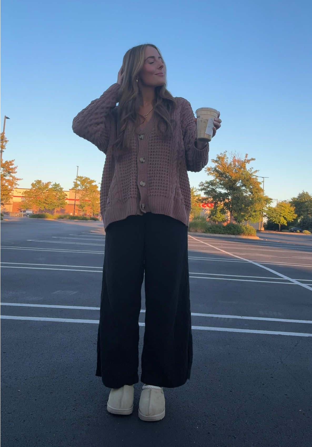 50 degrees this morning so you already know the oversized sweaters & UGGs are out 😍🍂🤎 #OOTD #fall #fallvibes #fallfashion #falloutfits #outfitoftheday #oversizedsweater #uggs #cozyvibes #cozyseason #fallstyle #comfyclothes #midsize #coffeelovers #fyp @Altar’d State @Old Navy Official @UGG® 