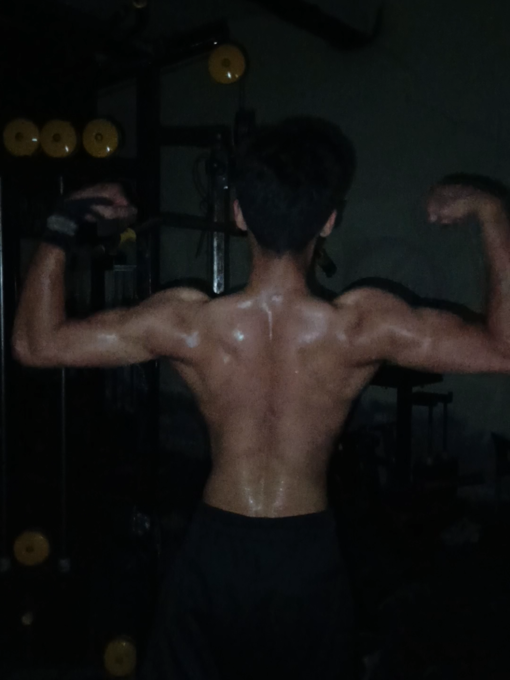 build your back strong  .  .  .  .  .  .  .  .  .  .  .  .  .  .  .  .  ..  .  .  .  .  .  . #workoutmotivation #gym #back #gymlover❤️ #demonback 