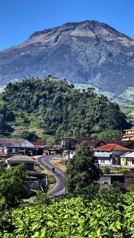 Kalau di Jogja ada Bukit Turgo dan Gunung Merapi, sedangkan di Temanggung ada Bukit Botorono dan Gunung Sumbing 🤩😍 Next kemana lagi ya?  📍Kwadungan, Temanggung, Jawa tengah.  #kledung #temanggung #jawatengah #indonesia #explore 