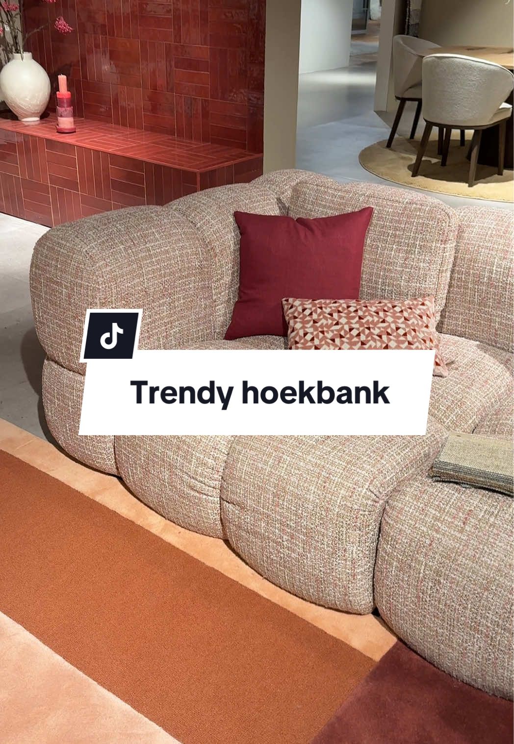 Stop je zoektocht hier!! Wij hebben de perfecte bank voor in jouw woonkamer ✨ #eijerkamp #hoekbank #trendy #woonkamer #statement 