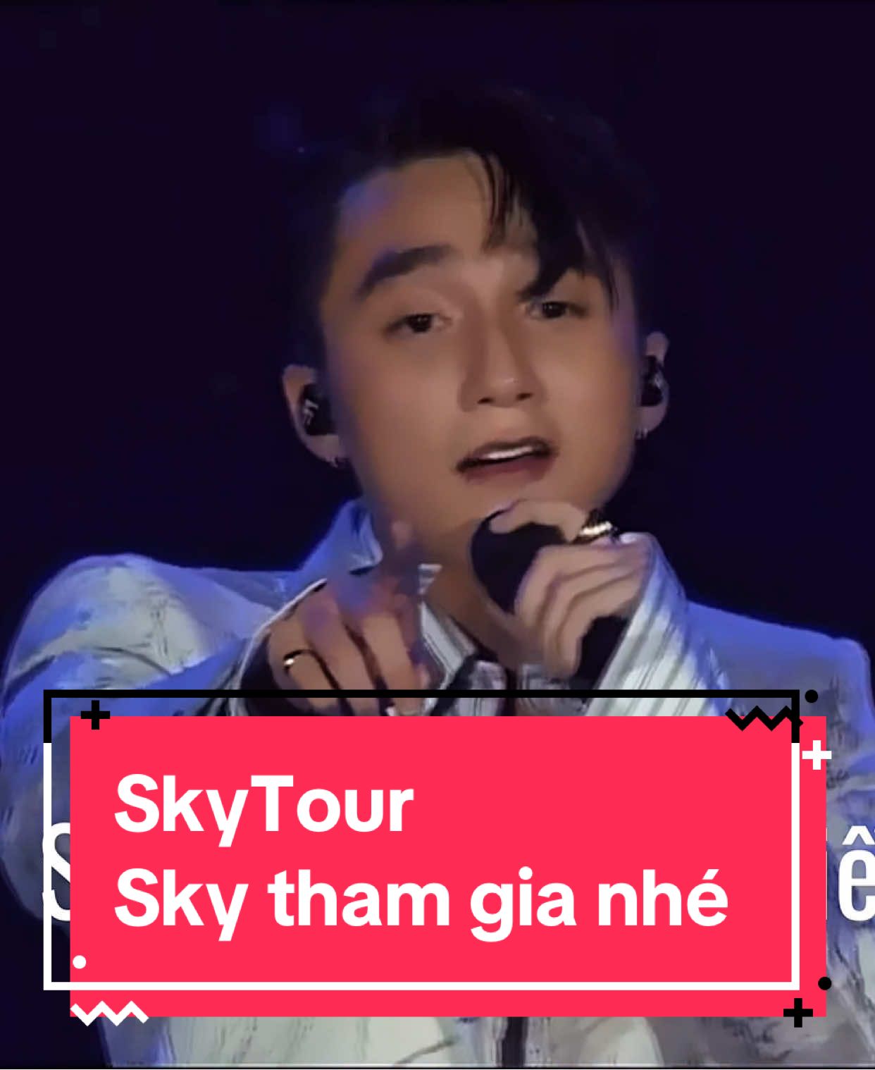 #Sky ơi, Sky Tour tiếp theo có tham gia không? #SKYTOUR – NƠI THANH XUÂN GỌI TÊN CHÚNG TA Sky Tour không chỉ là một buổi biểu diễn. Đó là một hành trình cảm xúc – nơi âm nhạc không còn đơn thuần là giai điệu, mà trở thành nhịp đập con tim hàng ngàn người hòa chung một nhịp. Nơi đó, ánh đèn sân khấu rực rỡ chẳng chỉ để chiếu sáng nghệ sĩ, mà còn thắp lên từng đôi mắt lấp lánh trong biển người phía dưới – nơi có tôi, có bạn, có tất cả chúng ta, những người từng gọi thanh xuân là *Sky*. Khoảnh khắc tiếng nhạc vang lên, trái tim như ngừng đập trong một giây. Tùng bước ra, ánh đèn phủ bóng dáng quen thuộc ấy trong làn khói mờ ảo. Mọi xúc cảm chợt ùa về. Những lần replay MV đến thuộc từng chi tiết, từng câu hát nhẩm theo mỗi lần tắt đèn phòng nằm nghe *Chạy ngay đi*, *Lạc trôi*, *Chúng ta của hiện tại*… Giây phút ấy, không còn là fan hay thần tượng. Chỉ còn một không gian duy nhất – nơi chúng ta gặp nhau giữa âm nhạc, cùng nhau hò reo, nhảy múa, cùng khóc, cùng cười, và cùng cháy hết mình. Giữa hàng nghìn con người, tôi thấy mình không cô đơn. Tôi thấy có những người bạn xa lạ cũng giơ tay theo điệu nhạc, hát đồng thanh với tôi, rơi nước mắt ở những bản ballad sâu lắng. Chúng tôi không quen nhau, nhưng cùng có một người thương – Sơn Tùng M-TP. Và có lẽ, thế là đủ để trái tim chúng tôi có thể hiểu nhau. Sky Tour là nơi tôi tìm lại chính mình. Giữa bộn bề công việc, deadline, học hành, tôi cứ ngỡ mình đã quên mất cảm giác hồi hộp khi đếm từng ngày đến concert. Ấy vậy mà khi đứng giữa dòng người ấy, ngước lên sân khấu, trái tim tôi bỗng sống lại – hồn nhiên, vô tư, chẳng lo nghĩ. Những bài hát cũ vang lên như chiếc vé quay lại thanh xuân – nơi có niềm tin thuần khiết, có những giấc mơ đẹp đẽ chưa từng phai. Và khi đêm diễn kết thúc, ánh đèn sân khấu dần tắt, tôi vẫn đứng lại thật lâu. Không nỡ rời đi. Tôi nghe lời Tùng nói – chân thành, giản dị mà xúc động: “Nếu là con trai, chúng ta là tri kỷ. Nếu là con gái, thì là người thương.” Tình cảm ấy, không màu mè, không hào nhoáng, nhưng đủ để khiến cả khán phòng lặng đi vì nghẹn ngào. Sky Tour không chỉ là ký ức. Nó là dấu mốc thanh xuân. Là nơi tôi từng đứng đó, la hét vì một ai đó mà tôi chưa từng gặp ngoài đời, nhưng lại trao trọn niềm tin. Là nơi tôi biết, tôi không chỉ là một khán giả, mà là một phần trong hành trình của người tôi mến. Tôi sẽ không nói “tạm biệt”. Tôi chỉ muốn nói: **Hẹn gặp lại, Sky. Nhất định, tôi sẽ tham gia Sky Tour tiếp theo.** Dù ở thành phố nào, dù thời điểm nào, tôi cũng sẽ cố gắng hết mình để có mặt. Vì tôi biết, một khi đã là Sky – thì sẽ mãi là Sky. Cảm ơn vì đã cho tôi một bầu trời thật đẹp. Cảm ơn vì đã để thanh xuân của tôi rực rỡ theo cách rất riêng. #sontungmtp #tiktok #xuhuong 
