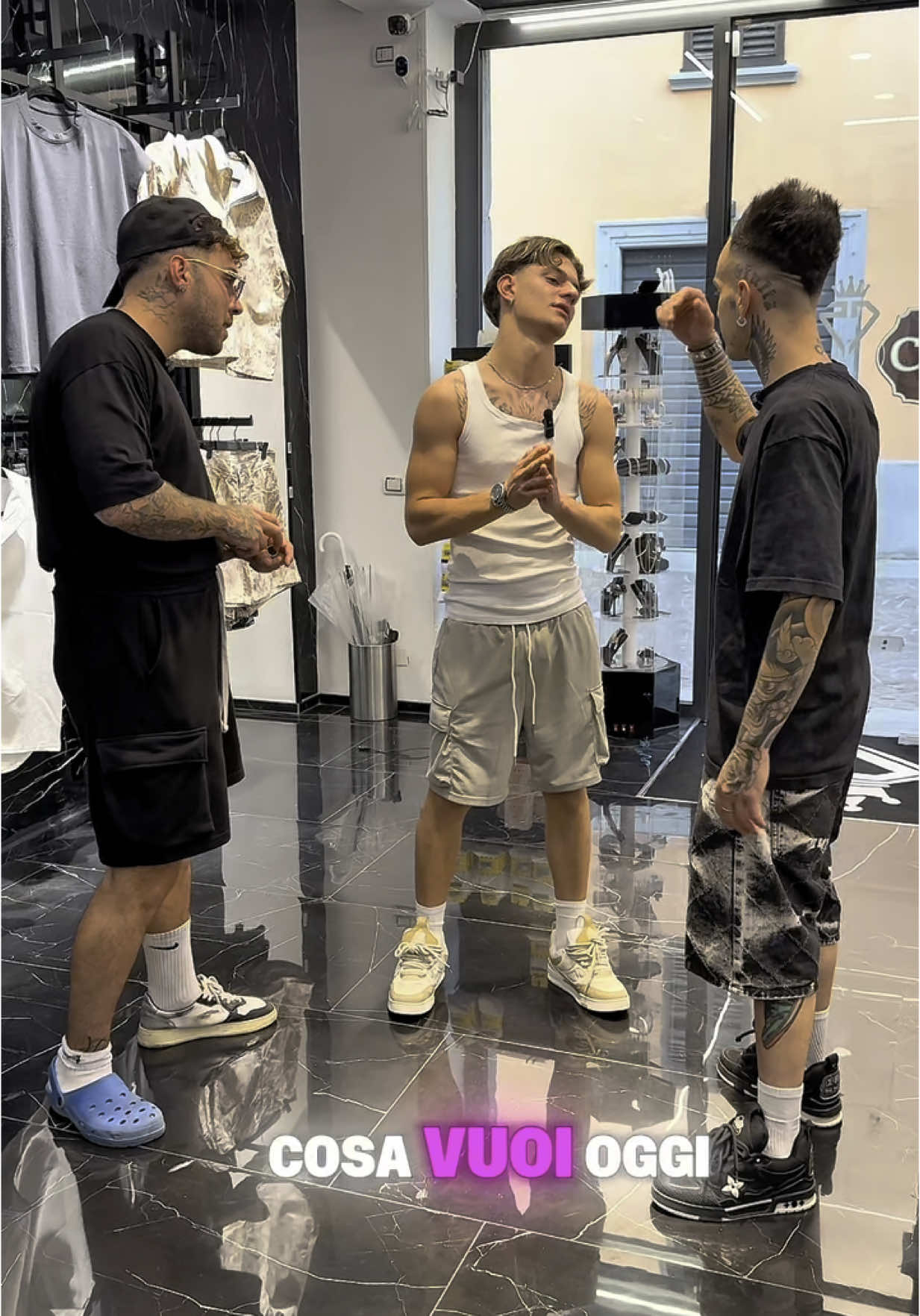 🔥 Streetwear che non passa inosservato ✨ Completo crop grigio 🤍 Completo corto in pelle bianco Disponibili a: 📍 Treviglio – Via Roma 19 📍 Crema – Via XX Settembre 5 🌐 www.mycustomshoes.it 👀 Quale outfit sceglieresti? #streetwear #StreetStyle #outfituomo #mycustomshoes #modauomo #OOTD #StreetFashion #fitcheck #outfitinspo #viral #viralvideo #reelsitalia #trend2025 #fyp #tiktokitalia #styleinspo #urbanwear 