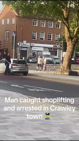 Man caught shoplifting and arrested in Crawley town 👮‍♂️ #theif #theft #arrest #crime #crawley 