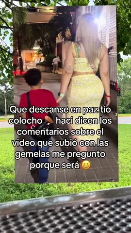 Tío colocho con las gemelas 