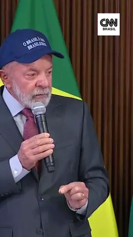 DEPUTADO FOI INDICIADO PELA PF POR ATUAÇÃO NOS EUA O presidente Lula (PT) disse, nesta terça-feira (26), que o deputado federal Eduardo Bolsonaro (PL-SP) “já deveria ter sido expulso da Câmara dos Deputados”. A declaração ocorreu na abertura da reunião ministerial, no Palácio do Planalto. Em sua fala, ele afirmou que o comportamento do filho do ex-presidente Jair Bolsonaro (PL) é “uma das maiores traições que uma pátria sofre de filhos seus”. “Não existe nada que possa ser mais grave do que uma família inteira ter um filho custeado pela família, um cidadão que já deveria ter sido expulso da Câmara dos Deputados, insuflando, com mentiras e com hipocrisia, um outro Estado contra o Estado Nacional do Brasil”, disse Lula. Indiciado pela Polícia Federal na última quarta-feira (20), Eduardo Bolsonaro é acusado de atuar nos Estados Unidos para obstruir o avanço das investigações sobre a tentativa de golpe de estado. #CNNPolítica #CNNBrasil #Lula #EduardoBolsonaro