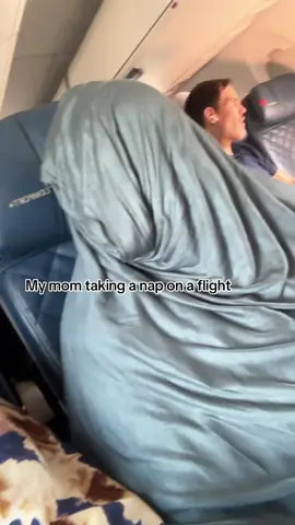 Had me wheezing 😂😂😭😭😂😂 #sleepingontheplane #africanmom #delta 