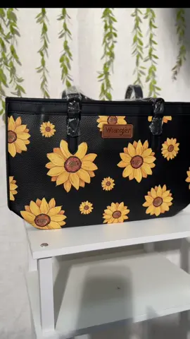 The cutest work tote 🖤💛 ##wrangler##westernfashion##westernstyle##sunflowers