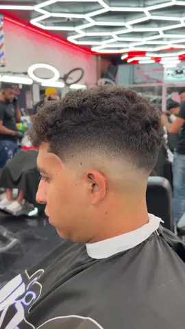 Si tú fade no luce limpio mira este truco 🔥💈 comenta que te gustaría ver en el próximo video ??? #viraltiktok #barberosdelmundo #orlando #LeoStyleHD #tutorial 