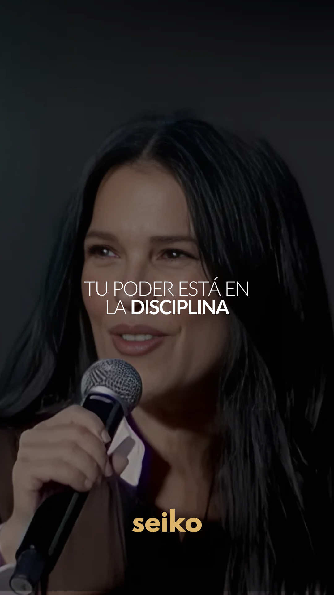 Tu poder está en la disciplina 💪✨  📝RESUMEN👇👇 1️⃣💪 Deja de esperar a tener ganas. La disciplina es lo que te hace avanzar cuando la motivación no aparece. 2️⃣🎯 Haz lo que toca, incluso sin energía o ánimo. Esa constancia es lo que construye resultados reales. 3️⃣🧠 Sé tu propia autoridad. Nadie más va a decirte qué hacer: da la instrucción y cúmplela. 4️⃣🔥 No pongas excusas. Hazlo a pesar de: del cansancio, del miedo, de la pereza. 5️⃣🏆 Madurar es actuar aunque no apetezca. Eso te convierte en alguien fuerte y confiable para ti misma. Ser disciplinado no solo te da resultados: te da poder sobre tu vida. Explicado por 👉 Martha Debayle  FUENTE (YT) Canal: Oso Trava Título: MARTHA DEBAYLE | MENTALIDAD para EMPRENDEDORAS: Cómo CREAR TU MARCA y dejar LEGADO ©️ No pretendemos infringir derechos de autor. Envíanos un MD para cambiar/eliminar. Gracias por la comprensión y cooperación. #disciplina #motivacion #autocontrol #crecimientopersonal #mentalidadfuerte 
