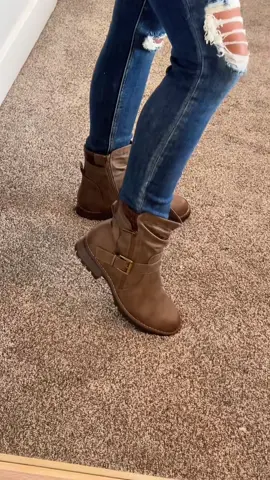 Women’s winter boots – cozy, practical, and perfect for snow days or everyday cold-weather wear. #winterboots #womensboots #snowboots #bootsstyle #winterfashion 