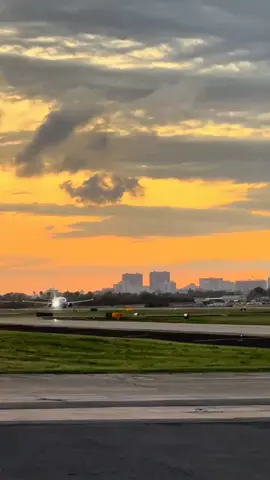 United Airlines B-737 Smooth Take of at (SJU) Airport Puerto Rico Vs Cathay Pasific A330 at (MAN) Airport Uk#aviation #flightattendant #foryoupage #viewsproblem #fypシ゚ 