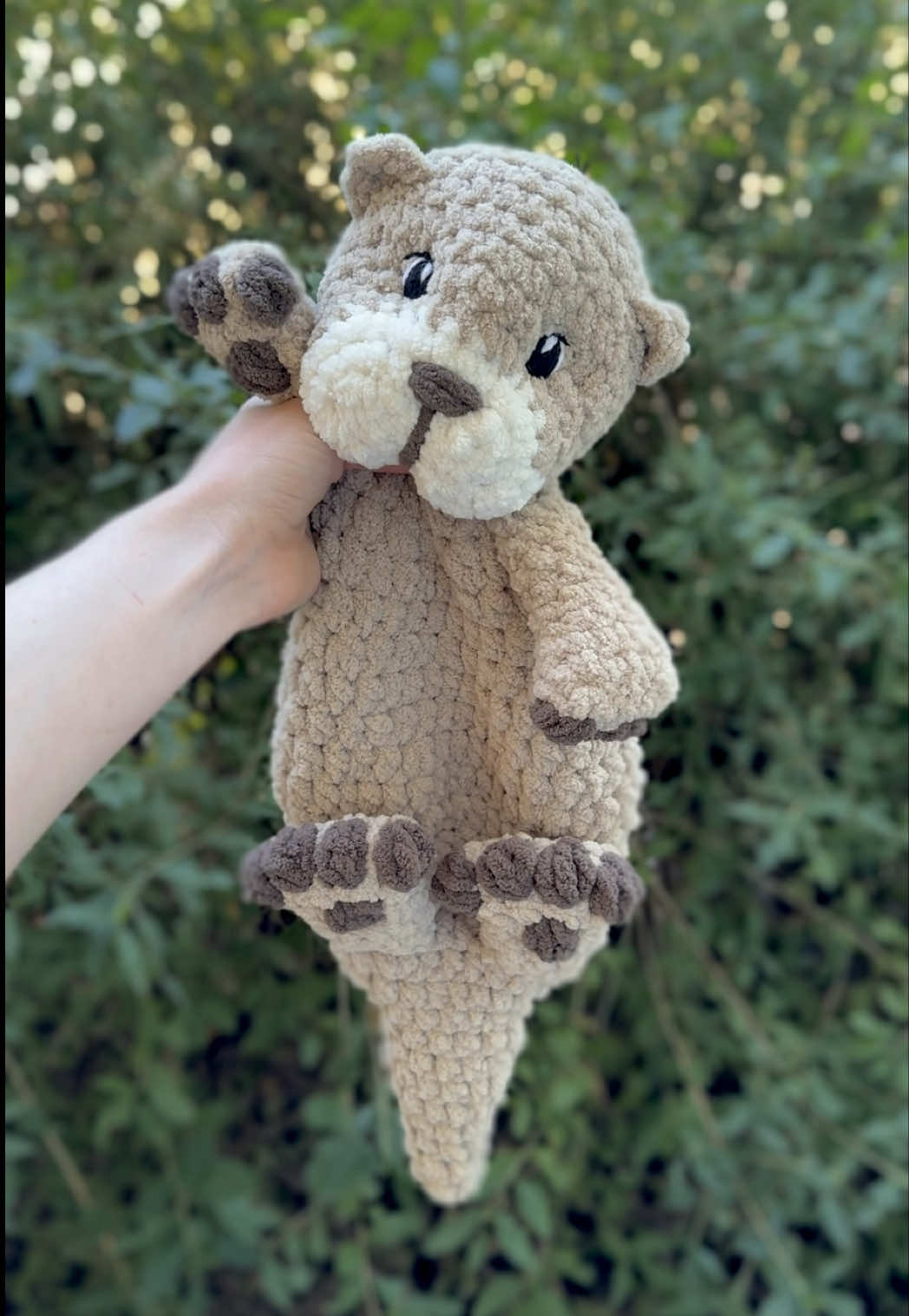 Crocheting an otter 🦦  Pattern by @loopstoloveys #crochet #amigurumi #crochetersoftiktok #crochettiktok #otter 