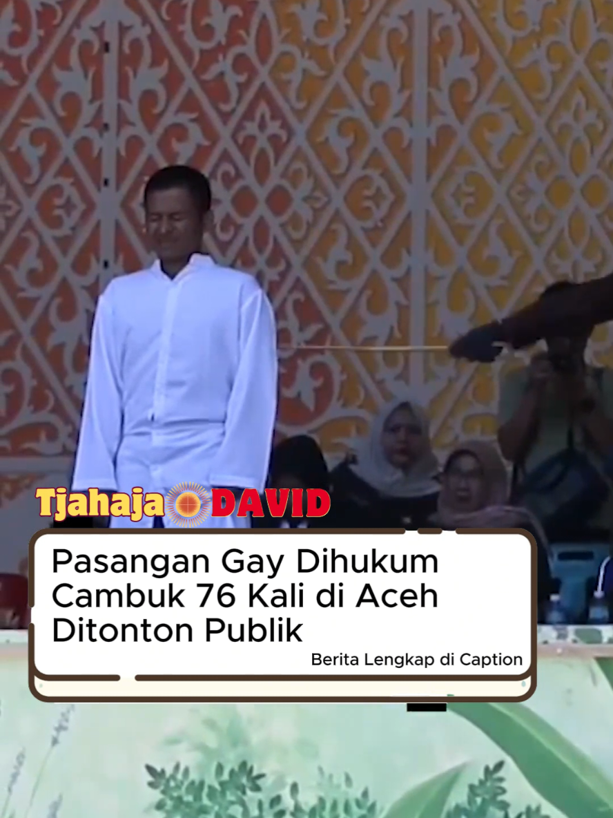 Dua pria pasangan penyuka sesama jenis (gay) dihukum cambuk masing-masing 76 kali di depan publik di Taman Bustanussalatin, Banda Aceh, Selasa 26 Agustus 2025 Kedua pria berinisial QH (20) dan RA (21) ini dihukum setelah ditangkap dalam sebuah patroli di toilet Taman Sari pada April lalu.