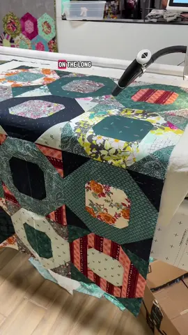 #heartsonmyfootquilts #gracecoambassador #penguinfeats #qnique21xelite #easypeasyquilt @Grace Company 