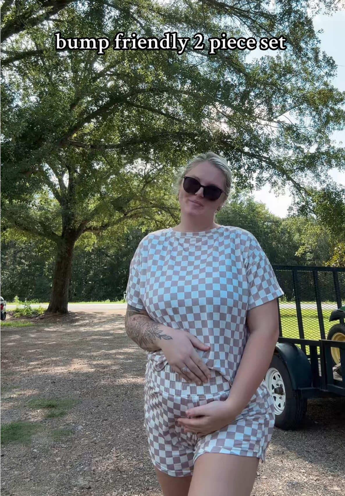 I like the skirt in the back rather than the front!! (I bought this a few weeks ago and I love it) #18weekspregnant #bumpfriendly #pregnantoutfit 