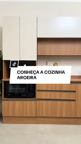 Apresentamos a Cozinha Aroeira, o lançamento da nossa marca de fabricação própria CabeCasa. ✨ Ela combina design contemporâneo e acabamentos de alta qualidade, com armários aéreos de duas profundidades que criam um visual moderno e elegante. Com seus módulos que permitem diferentes composições para cada espaço, a Aroeira une praticidade, sofisticação e personalidade. Além disso, conta com rodapés removíveis que facilitam a limpeza e puxadores em alumínio. Assista ao vídeo para conferir todos os detalhes da cozinha Aroeira. 🔍 Encontre no APP ou site: pesquise por “Cozinha Aroeira” para conhecer todos os módulos e conjuntos! 📲 O link do APP está na bio! #CozinhaAroeira #CabeCasa #MadeiraMadeira #Cozinha #Decoração         