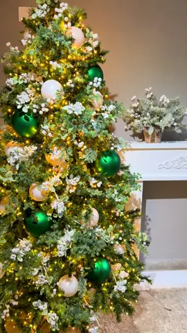 A mistura do verde com o branco é tendência para o Natal 2025!  O que vocês acham dessa paleta de cores? Disponível para locação! Entre em contato e solicite um orçamento! Neser DD - o melhor da decoração para sua casa! #neserdd #natal2025 #decoracaodenatal #tendencianatal2025 #christmas2025 