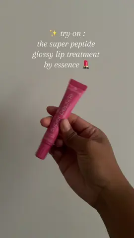 Here is a new product from @essence.cosmetics and it is a success ! Hope you enjoyed my review 💕 #essencelippeptide #glossylips 