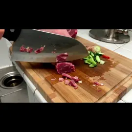 Stop struggling in the kitchen 🔪✨ This chef’s knife glides through meat & veggies like butter! 🍖🥒 Perfect cuts every time 👨‍🍳 #KitchenEssentials #TikTokMadeMeBuyIt #CookingHacks #CapCut 