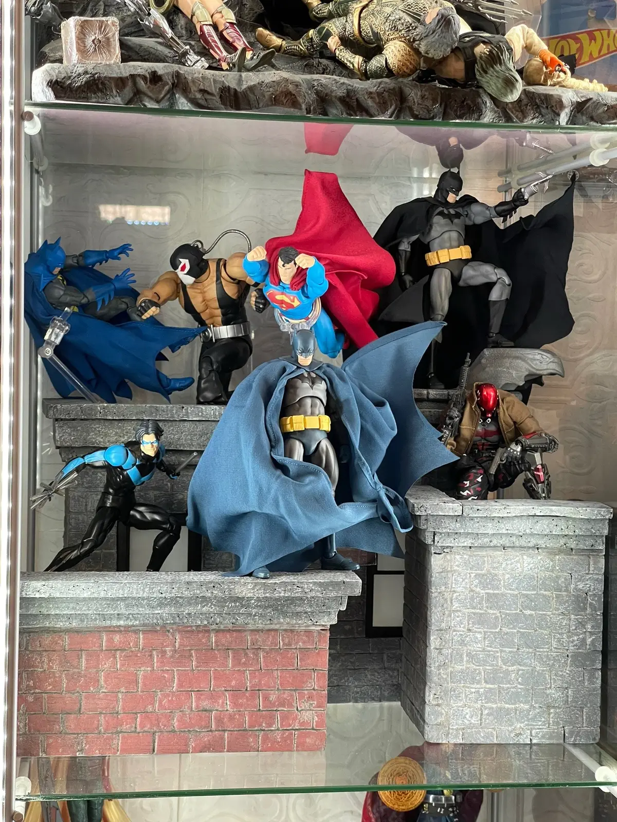 Love how simple and how it’s all displayed. Looking forward to complete this hush Batman mafex Line. #dc #batman #display #mafex #superman 