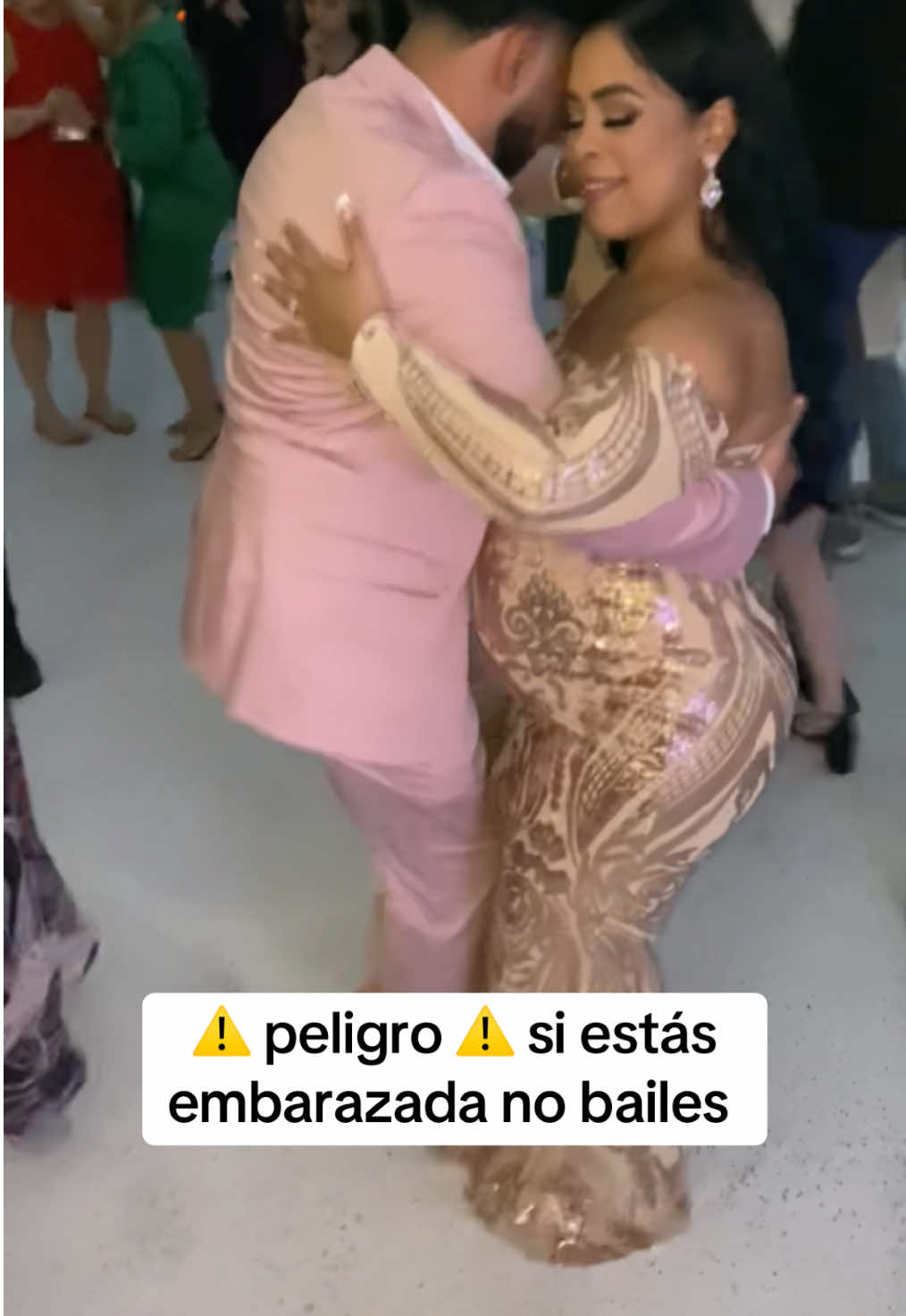 ⚠️ warning if youre pregnant, do not dance 😅 #pregnant #pregnanttiktok #dominican #dominicansbelike #toddlersoftiktok 