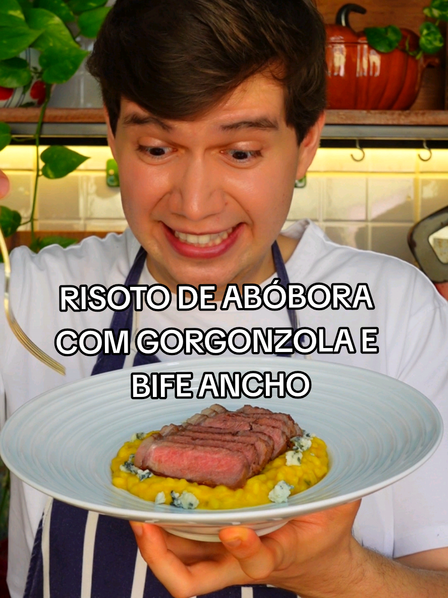 Risoto de abóbora e gorgonzola com bife ancho!😱😱 . Ingredientes: 1 xic e 1/2 de arroz arbóreo  1/2 cebola picadinha  1/4 de abóbora cabotiá  2/3 xic de vinho branco seco 2L de caldo de legumes  100g de gorgonzola  1/2 xic de parmesão ralado  1 colher de sopa de manteiga  Sal a gosto Azeite . Ingredientes para a carne: 3 bifes de Ancho Sal e pimenta-do-reino a gosto  Azeite 3 dentes de alho  1 colher de sopa de manteiga  Ramos de alecrim #risoto #receitaspráticas #receitassimples #abóbora #receitafácil 
