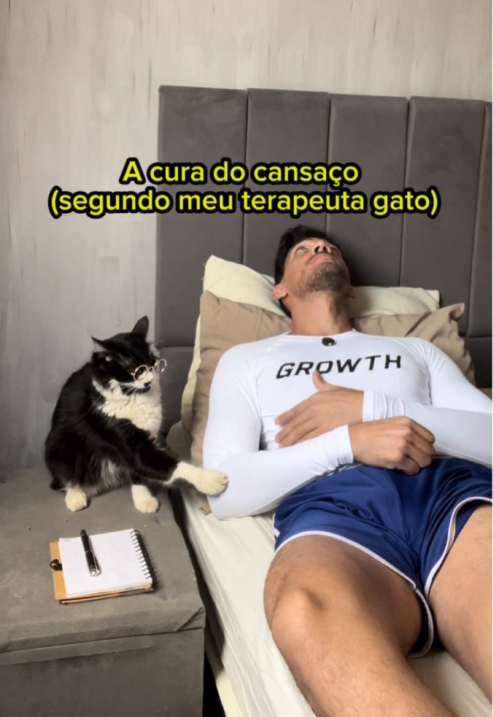 Se você também acorda cansado, trabalha cansado e dorme cansado… bem-vindo ao clube 😅. Ainda bem que o Dr. Frajola já tem a solução:  💪🏻 suplementos da Growth pra dar aquele up na disposição e o  🏷️ cupom FRAJOLITOFIT pra economizar nas consultas 💸🐾 . . . #gato  #humor #comedia #piada #gatosendogato      