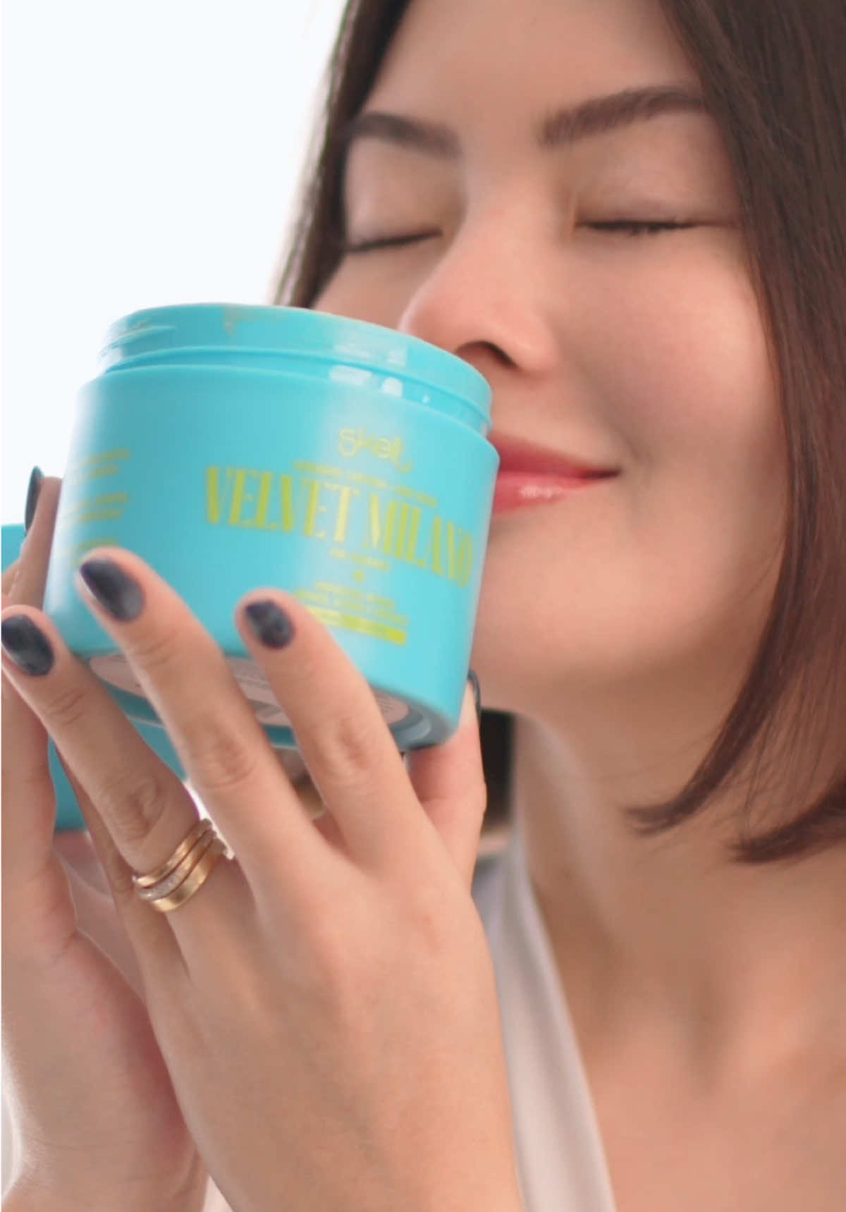 Seu momento de auto cuidado vai ficar ainda mais doce 🥧🍋 Com o novo Body Cream Velvet Milano de @Skelt Cosmetics ✨ Uma fragrância intensa que parece um mergulho em uma deliciosa torta de limão 🍋 E somente até à meia noite de hoje, nas compras acima de R$249 vc ganha 25%OFF ✨ e ainda consegue somar + 10%OFF com meu cupom 🏷️ JOY ✨ E se for sua primeira compra o meu cupom 🏷️PRIMEIRAJOY te da 15%OFF ✨ Publi da Alegritchaaa