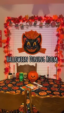 Here’s My Vintage Inspired Dining Room👻🧡 #halloween #halloweendiningroom #vintagehalloween #halloweendecor #halloweendecorations 